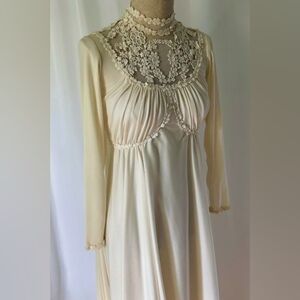 1970s Vintage Lace Bohemian Wedding Gown Size 6?